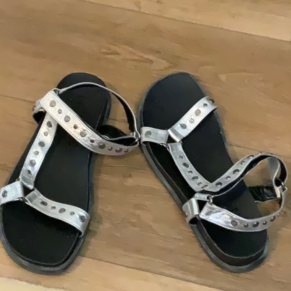 L F/Life Leather Silver Metallic Sandals- Sz.8, Rubber Soles